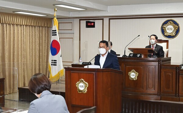 대전 중구의회는 제245회 임시회 제1차 본회의 안건 상정에 앞서 국민의힘 김석환 의원은 시책일몰제 도입 제안을 주제로 5분 자유발언을 실시하고 있다. / 대전 중구의회 제공