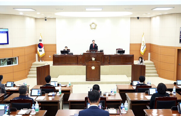 유성구의회는 지난 21일부터 오는 27일까지 제259회 임시회를 개회하고, 구정질문을 비롯해 건의안과 조례안 등 안건을 심의·의결할 예정인 가운데, 송봉식 의장이 개회사를 하고 있다. / 유성구의회 제공
