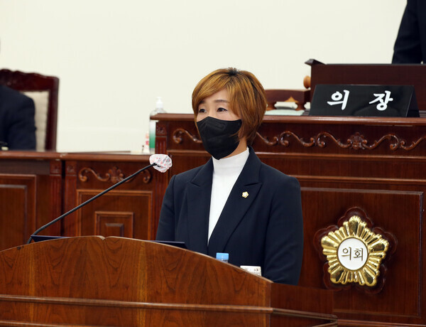 유성구의회 더불어민주당 김미희 의원이 지난 21일 제259회 임시회 제1차 본회의에서 구정질문에 나서 '지속적으로 증가하고 있는 자살률에 따른 사회적 문제'와 '청소년의 문화예술 향유 기회 확대 필요성'에 대해 질의하고 있다. / 유성구의회 제공