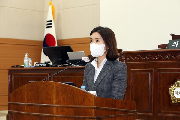 유성구의회 인미동 부의장이 지난 21일 제259회 임시회 제1차 본회의에서 구정질문을 통해 유성구 문화인프라 확충을 위한 사업추진 방향과 향후 계획 등에 대한 답변을 요청하고 있다. / 유성구의회 제공