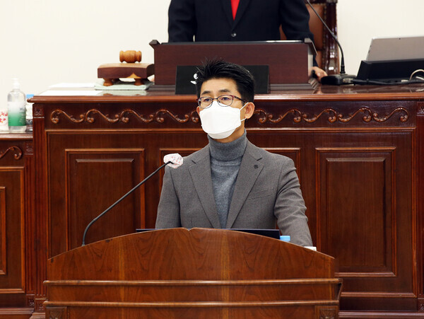 유성구의회 국민의힘 양명환 의원이 지난 21일 제259회 임시회 제1차 본회의에서 '석면 슬레이트 지붕 철거 대책 마련'에 대해 구정질문을 진행하고 있다. / 유성구의회 제공