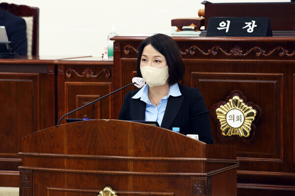 유성구의회 국민의힘 한형신 의원(의회운영위원장)이 지난 21일 제259회 임시회 제1차 본회의에서  '반려동물을 위한 전담조직의 필요성'에 대해 구정질문을 진행하고 있다. / 유성구의회 제공