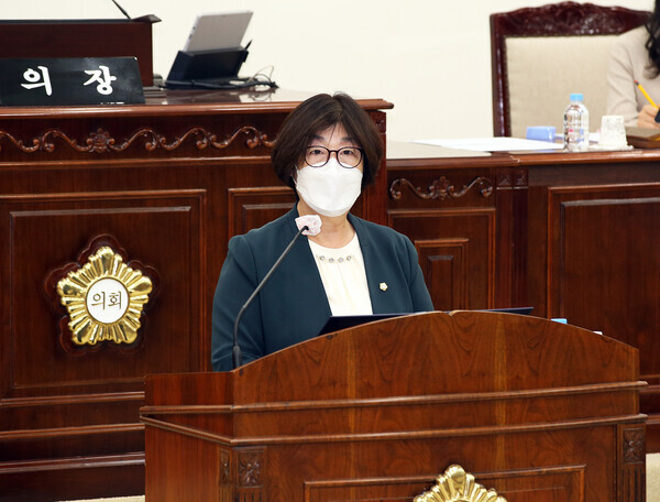 유성구의회 더불어민주당 하경옥 의원이 지난 21일 제259회 임시회 제1차 본회의에서 '관내 다중이용시설의 화재 예방 등 각종 재난대응책 마련'과 '청사 방문객 등을 위한 주차장 확보'에 대해 구정질문을 진행하고 있다. / 유성구의회 제공