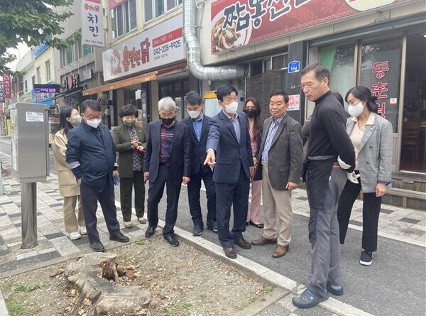 대전 중구의회 사회도시위원회는 제245회 임시회 기간인 지난 21일 부사동 자동차 거리 일원의 가로수 결주지 현장을 확인하고 있다. / 대전 중구의회 제공