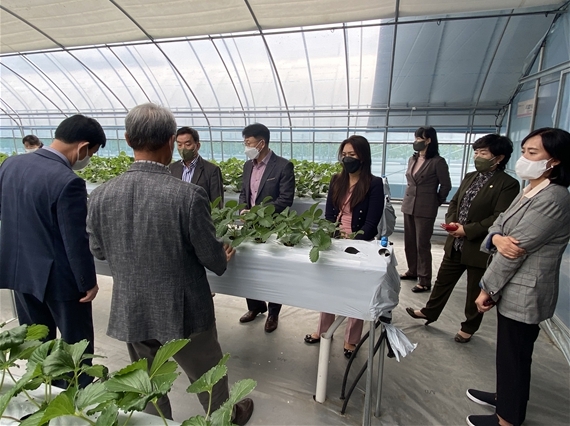 대전 중구의회 사회도시위원회는 제245회 임시회 기간인 지난 21일 무수동 다목적회관 운영 현황 현장을 확인하고 있다. / 대전 중구의회 제공