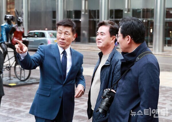 외자유치를 위해 유럽 출장 중인 김태흠 충남도지사(가운데)가 23일(현지시각) 런던 도심 동쪽 템즈강변에 위치한 도크랜드 지구를 방문한 가운데 건축물과 공원 배치, 공공디자인 등을 살펴보고 있다. / 충남도 제공