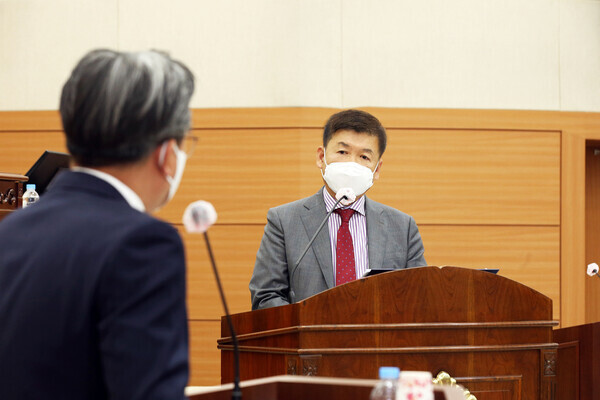 유성구의회 국민의힘 김동수 의원(예산결산특별위원장)이 지난 21일 제259회 임시회에서 국민의힘 유성구 마을버스 운영과 관련하여 일문일답 방식의 구정질문을 진행하고 있다. / 유성구의회 제공