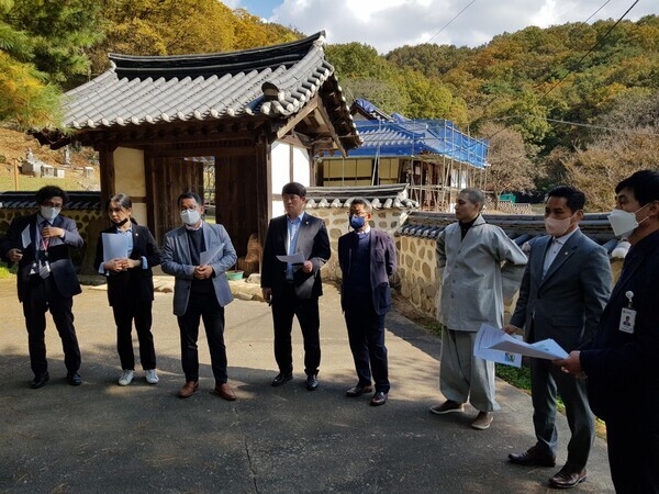 대전 중구의회 행정자치위원회는 제245회 임시회 기간인 24일 대전시 전통사찰 제6호 중암사와 대전시 유형문화재 제18호 여경암을 찾아 문화재 시설을 현장에서 점검하고 관계자들의 의견을 수렴했다. / 대전 중구의회 제공