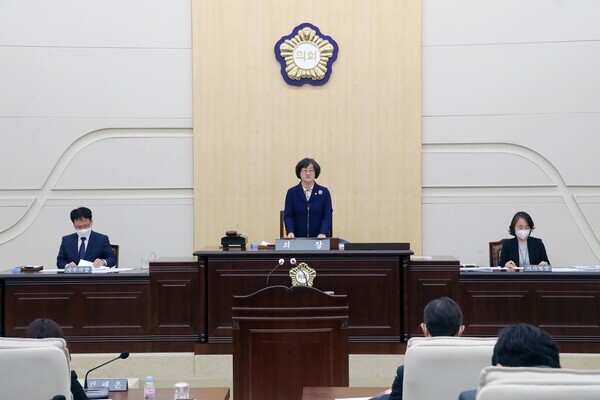 대전 동구의회는 25일 오전 10시 30분 제267회 임시회 제1차 본회의를 개의하고, 오는 11월 4일까지 11일간의 의사일정에 돌입한 가운데, 박영순 의장이 개회사를 하고 있다. / 대전 동구의회 제공