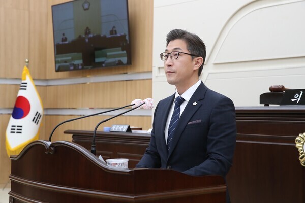 대전 동구의회는 25일 오전 10시 30분 제267회 임시회 제1차 본회의를 개의하고, 오는 11월 4일까지 11일간의 의사일정에 돌입한 가운데, 더불어민주당 이재규 의원이 5분 발언을 진행하고 있다. / 대전 동구의회 제공