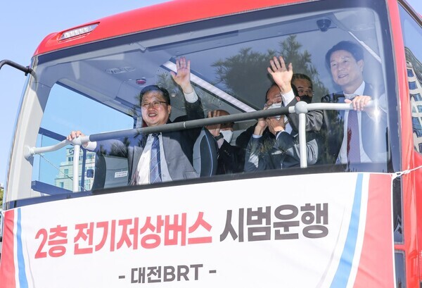 대전시가 중부권 최초로 2층 전기저상버스를 운행한다. 사진은 25일 대전시청 남문광장에서 열린 2층 전기저상버스 시승식. / 대전시 제공