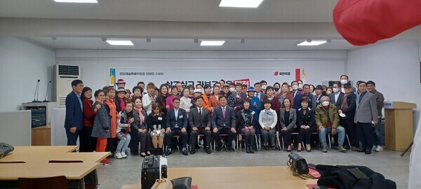 국민의힘 대전시당이 25일 시당사에서 환경특위와 문화예술특위 임명장 수여식을 진행하고 있다.