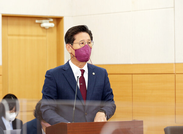 유성구의회 국민의힘 이희환(3선) 의원(윤리특별위원장)이 25일 제259회 임시회 제1차 행정자치위원회에서 유아 보육지원 강화를 위한 '대전광역시 유성구 사립유치원 등 지원에 관한 조례안'을 발의했다. / 유성구의회 제공