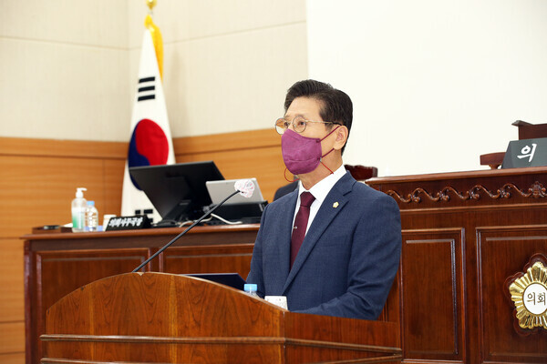 유성구의회는 27일 국민의힘 이희환 의원(윤리특별위원장)이 지난 22일 제259회 임시회 제1차 본회의에서 구정질문(서면질의)을 통해 촉구했던 지역현안 문제에 대한 답변을 들었다고 밝혔다. / 유성구의회 제공