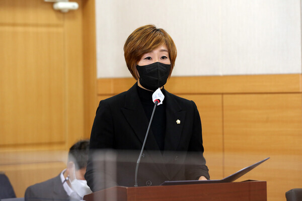 유성구의회 더불어민주당 김미희 의원이 지난 26일 제259회 임시회 제1차 사회도시위원회에서 디지털성범죄에 대한 예방 및 피해자 보호를 위한 조례를 대표 발의했다. / 유성구의회 제공