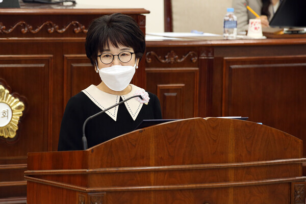 유성구의회 국민의힘 이희래 의원이 27일 제259회 임시회 마지막 날 '자립준비청년의 자립 지원 강화'를 제언하는 5분 발언을 진행하고 있다. / 유성구의회 제공