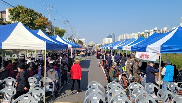 28일 대전 중구 문창시장 옆 하상주차장. '문창동 한마당 마을축제'를 찾아 온 주민들로 장사진을 이루고 있다. (사진=뉴스티앤티)