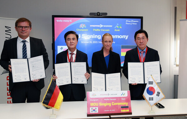 충남도가 설립한 지 130년이 넘는 독일 반도체 장비 업체의 투자를 추가 유치한 가운데, 김태흠 충남지사 및 박경귀 아산시장이 독일 파이퍼베큠 본사에서 브리따 기센 파이퍼베큠테크놀로지 대표·볼프강 에르크 최고운영책임자와 MOU를 체결한 후 기념촬영을 하고 있다. / 충남도청 제공