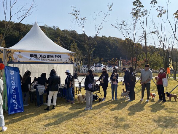 대전보건대학교 펫토탈케어과 학생들과 펍테일애견미용샵이 함께 진행한 무료기초미용관리 봉사 부스