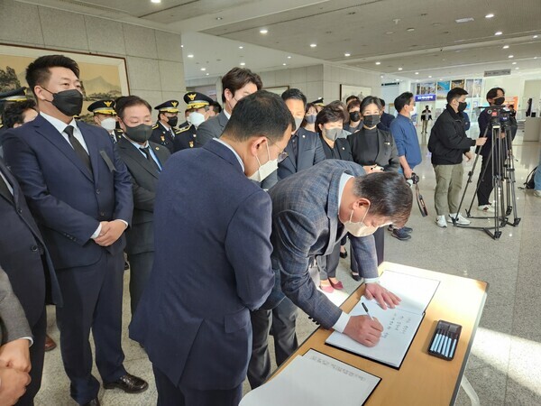 국민의힘 대전시당은 31일 이은권 대전시당위원장·김경태 누리봉사단장·허진 청년위원장 등 당직자들이 대전시청에 마련된 이태원 사고 합동분향소를 찾아 조문한 가운데, 이은권 대전시당위원장이 방명록에 서명하고 있다. / 뉴스티앤티 DB