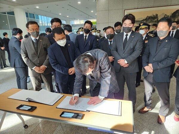 대전시청에 마련된 이태원 사고 합동분향소를 찾아 조문하는 국민의힘 대전시당 당직자들 / 뉴스티앤티 DB