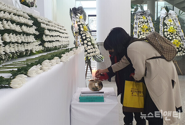 31일 이태원 사고 희생자들의 죽음을 추모하기 위한 합동분향소가 대전시청에 마련된 가운데 한 대전시민이 자녀와 함께 분향소를 찾아 조문하고 있다. / 뉴스티앤티