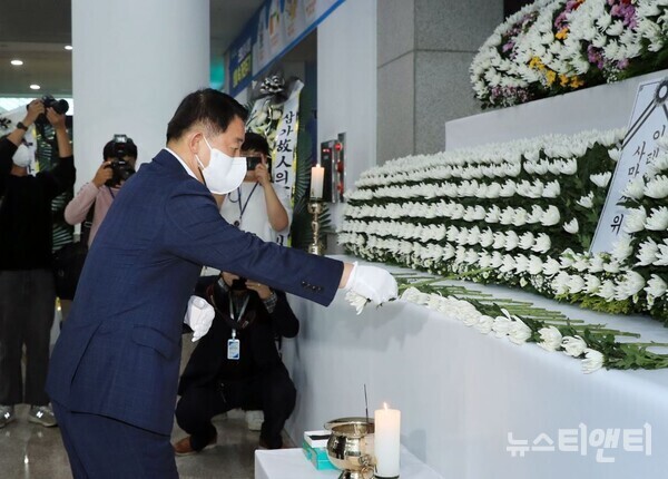 서철모 서구청장은 31일 간부공무원들과 함께 대전시청 1층에 마련된 이태원 사고 사망자 합동분향소를 찾아 조문했다. / 대전 서구 제공