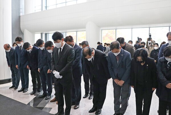 더불어민주당 복기왕 충남도당위원장과 지역위원장·민주당 소속 지방의원들이 31일 오후 4시 충남도청 본관 로비 1층에 마련된 합동분향소를 찾아 '이태원 할로윈 참사'로 숨진 희생자들을 조문했다. / 더불어민주당 충남도당 제공