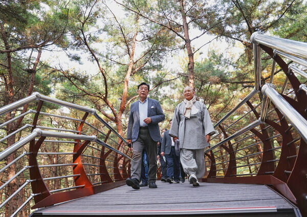 태안군은 지난 30일 백화산 일원에서 가세로 군수를 비롯하여 태안군의원·지역기관 단체장·군민 등 100여 명이 참석한 가운데 '백화산 트리워크 준공식'을 개최했다. / 태안군청 제공