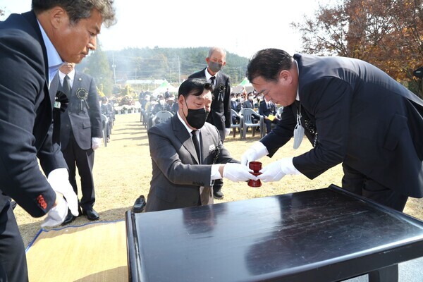태안군은 31일 원북면 옥파 이종일 생가지 내 위령탑에서 가세로 군수와 도·군의원 및 지역 기관·단체장과 유가족 등 150여 명이 참여한 가운데 '제42회 자유수호 희생자 합동 위령제'를 진행했다. / 태안군청 제공