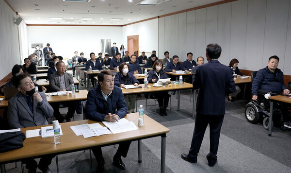 대전시의회는 1일 옛 충남도청 회의실에서 제2차 정례회 대비 대전시의원과 사무처 직원들을 대상으로 직무교육을 실시했다고 밝혔다. / 대전시의회 제공
