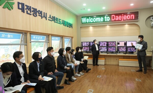 대전 동구의회는 1일 제267회 임시회 기간 중 동구 주요 현안 사업 현장을 방문해 진행현황을 점검하고, 향후 추진계획에 대하여 논의하는 시간을 가진 가운데, 대전 스마트도시 통합센터를 방문하여 센터의 내·외부 시설을 직접 둘러보고 운영 현황에 대해 청취하고 있다. / 대전 동구의회 제공