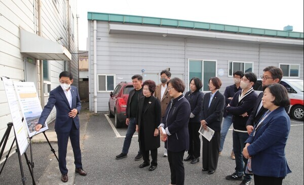 대전 동구의회는 1일 제267회 임시회 기간 중 동구 주요 현안 사업 현장을 방문해 진행현황을 점검하고, 향후 추진계획에 대하여 논의하는 시간을 가진 가운데, '인동 드림타운 건립사업' 예정지에 방문하여 문제점과 해결 방안에 대해 논의하고 있다. / 대전 동구의회 제공