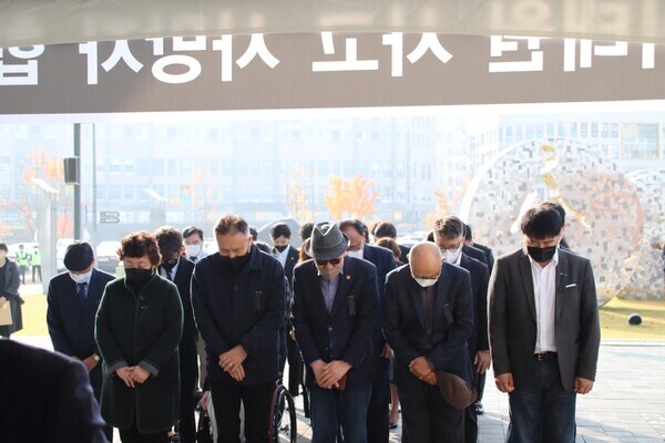 더불어민주당 세종시당은 1일 오전 10시에 세종시청에 마련된 이태원 참사 합동분향소를 찾아 참배했다. / 더불어민주당 세종시당 제공