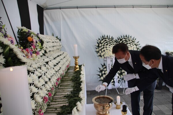 더불어민주당 세종시당은 1일 오전 10시에 세종시청에 마련된 이태원 참사 합동분향소를 찾아 참배한 가운데, 홍성국 세종시당위원장과 강준현 의원이 분향하고 있다(사진 왼쪽부터 홍성국 세종시당위원장, 강준현 의원). / 더불어민주당 세종시당 제공