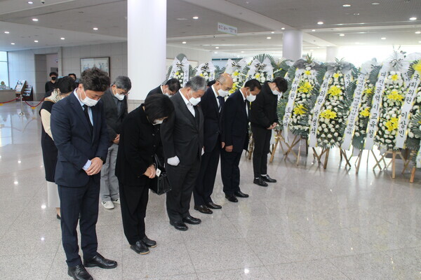 대전상공회의소 회장단과 임직원들은 2일 오전, 대전시청에 마련된 이태원 사고 사망자 대전 합동분향소를 찾아 애도의 뜻을 표했다. / 대전상공회의소 제공