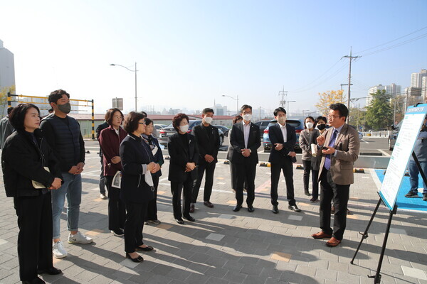 대전 동구의회는 2일 제267회 임시회 기간 중 주요 사업 현장을 방문하여 추진 현황을 점검하고 향후 계획을 논의한 가운데, 오전에는 올해 7월에 정식 개관한 성남다목적체육관을 방문하여 시설을 꼼꼼히 살펴보고 운영 현황과 시행중인 프로그램에 대해 점검하고 있다. / 대전 동구의회 제공