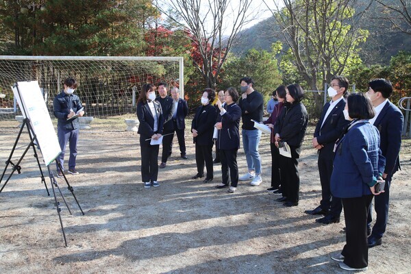 대전 동구의회는 2일 제267회 임시회 기간 중 주요 사업 현장을 방문하여 추진 현황을 점검하고 향후 계획을 논의한 가운데, 오전에는 올해 7월에 정식 개관한 성남다목적체육관을 방문하여 시설을 꼼꼼히 살펴보고 운영 현황과 시행중인 프로그램에 대해 점검하고 있다. / 대전 동구의회 제공