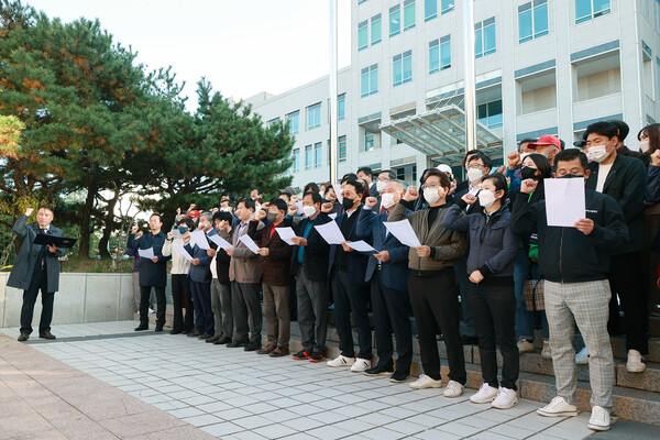 대전사랑시민협의회 회원들은 2일 대전시청 북문 앞에서 방사청 이전 관련 기자회견을 하고 있다.