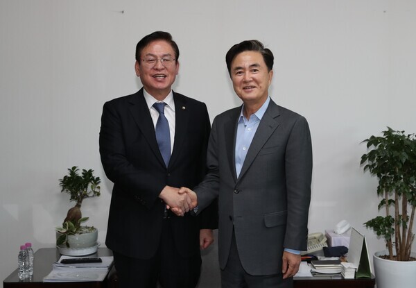 2023년 정부예산안에 대한 국회 심의 절차가 시작된 가운데, 김태흠 충남지사는 2일 지역 현안을 들고 국회를 찾아 국비 9조원 시대를 열어 민선 8기 '대한민국의 힘'으로 비상하기 위한 발판을 마련하겠다는 목표로 총력전에 돌입했다. 사진은 김태흠 지사가 국민의힘 정우택 의원을 만나 인사를 나누고 있는 모습(사진 왼쪽부터 정우택 의원, 김태흠 지사) / 충남도청 제공