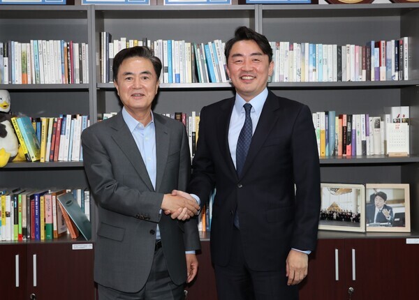 2023년 정부예산안에 대한 국회 심의 절차가 시작된 가운데, 김태흠 충남지사는 2일 지역 현안을 들고 국회를 찾아 국비 9조원 시대를 열어 민선 8기 '대한민국의 힘'으로 비상하기 위한 발판을 마련하겠다는 목표로 총력전에 돌입했다. 사진은 김태흠 지사가 더불어민주당 강훈식 의원을 만나 인사를 나누고 있는 모습(사진 왼쪽부터 김태흠 지사, 강훈식 의원) / 충남도청 제공