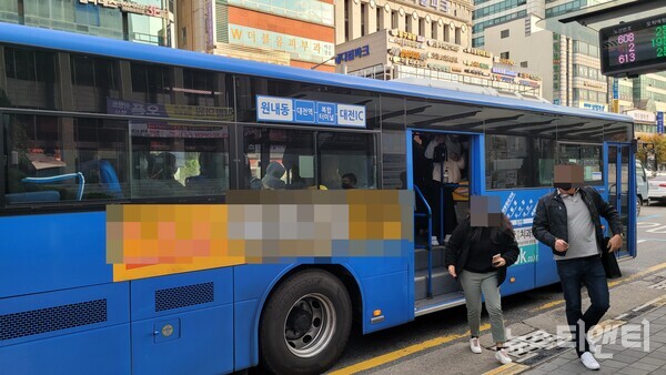 지난 3일 오전 8시경 서대전네거리 버스승강장. 시민들이 버스에서 하차하고 있다. (사진=뉴스티앤티)