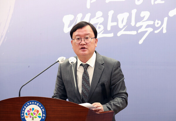 충남도가 도민 불편 최소화 및 지역경제 활성화를 위해 7일 이상 소요되는 법정민원의 처리기간을 30% 이상 단축하는 방안을 마련하야 오는 7일부터 적용하는 가운데, 조원갑 자치행정국장이 3일 도청 브리핑룸에서 기자회견을 개최하고, 법정민원의 처리기간을 30% 이상 단축하는 방안에 대해 설명하고 있다. / 충남도청 제공