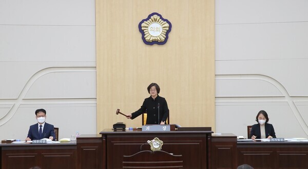 대전 동구의회는 4일 제267회 임시회 제4차 본회의를 개의하여 조례안·출연안·건의안 등 17개 안건을 심의·의결하고, 11일간의 의사일정을 모두 마무리한 가운데, 박영순 의장이 폐회를 선언하고 있다. / 대전 동구의회 제공
