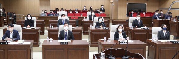 대전 동구의회는 4일 제267회 임시회 제4차 본회의를 개의하여 조례안·출연안·건의안 등 17개 안건을 심의·의결하고, 11일간의 의사일정을 모두 마무리한 가운데, 의원들이 착석하고 있다. / 대전 동구의회 제공