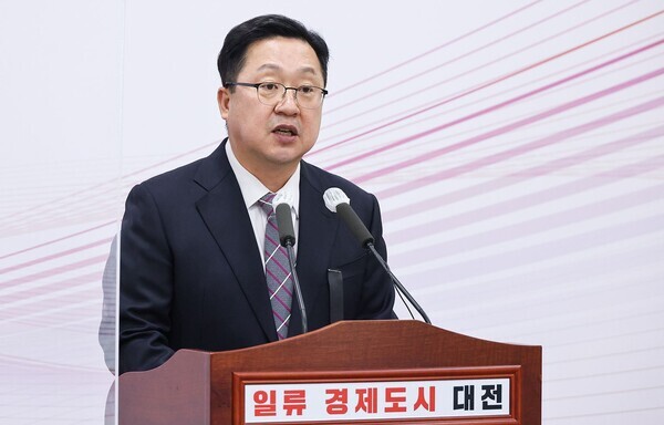 이장우 대전시장이 4일 기자회견을 열고 국회 국방위원회의 방위사업청 대전 이전을 위한 예산 삭감에 대해 유감을 표명하고 있다. / 대전시 제공