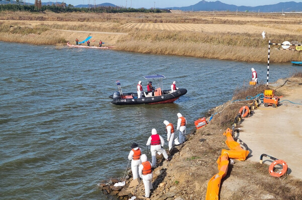 태안군은 4일 태안읍 송암리 태안기업도시 부남호 교량에서 충남도와 함께 '2022년 수질오염사고 방제훈련'을 실시했다. / 태안군청 제공