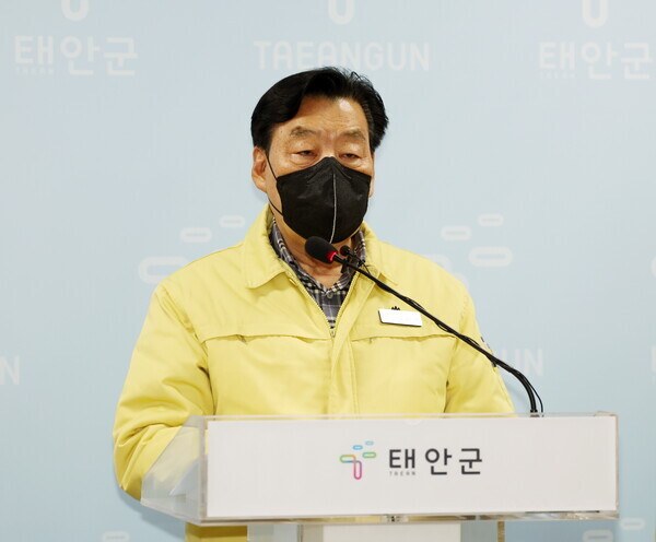 가세로 태안군수가 7일 군청 브리핑실에서 기자회견을 개최하고, 최근 태안군 공직자 비위 사건과 관련하여 총괄책임자로서 철저한 재발방지를 약속하고 군민에 사과하고 있다. / 태안군청 제공