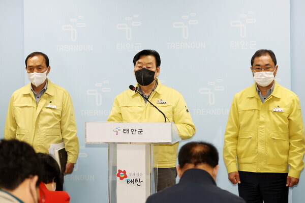 최근 태안군 공직자 비위 사건과 관련하여 총괄책임자로서 철저한 재발방지를 약속하고 군민에 사과하고 있는 가세로 군수와 간부 공무원들 / 태안군청 제공