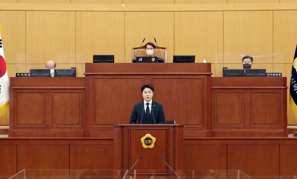 김진오 대전시의원이 7일 열린 제268회 제2차 정례회에서 '대형복합건축물 화재 예방 대책 마련을 위한 관련법령 개정 촉구 건의안' 제안설명을 하고 있다. / 대전시의회 제공